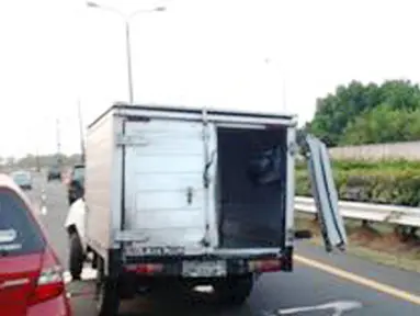Citizen6, Jakarta: Kecelakaan tersebut diakibatkan oleh ban bagian belakang mobil box pecah. Sehingga membuat mobil menghantam separator pembatas jalan tol. Kecelakaan tersebut melukai sopir serta kernet mobil box. (Pengirim: Feristiyawan)