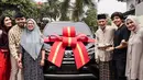 Atta dan Thariq Halilintar berfoto bersama kakek nenek serta mobil pemberiannya. (Foto: Instagram/ attahalilintar)