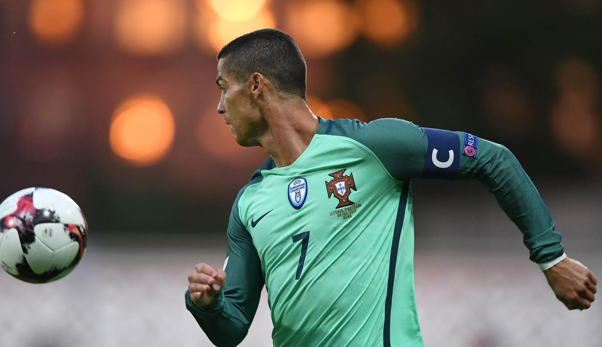 Bintang Portugal, Cristiano Ronaldo, berusaha mengontrol bola saat melawan Latvia pada laga kualifikasi Piala Dunia 2018 di Stadion Skonto, Riga, Jumat (9/6/2017). Latvia kalah 0-3 dari Portugal. (AFP/Janek Skarzynski)