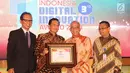 Dirut Bank DKI, Kresno Sediarsi (kedua kanan) menerima penghargaan Innovative Company in Digital Financial Services kategori Bank Pembangunan Daerah pada Indonesia Digital Innovative Awards 2018 di Jakarta,Jumat (25/05). (Liputan6.com/Pool/Budi)