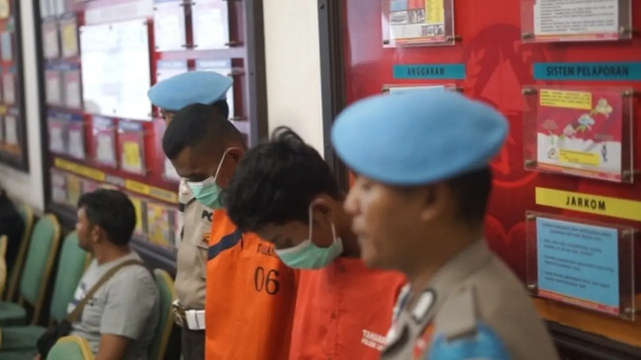Pelaku pembunuhan terhadap pemilik kebun di Kabupaten Indragiri Hulu (baju orange ujung).