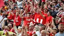 Fans Liverpool memberikan dukungan kepada timnya saat laga lanjutan Liga Inggris 2024/2025 melawan Arsenal di Anfield, Liverpool, Inggris, Minggu (11/05/2025) waktu setempat. (AFP/Peter Powell)
