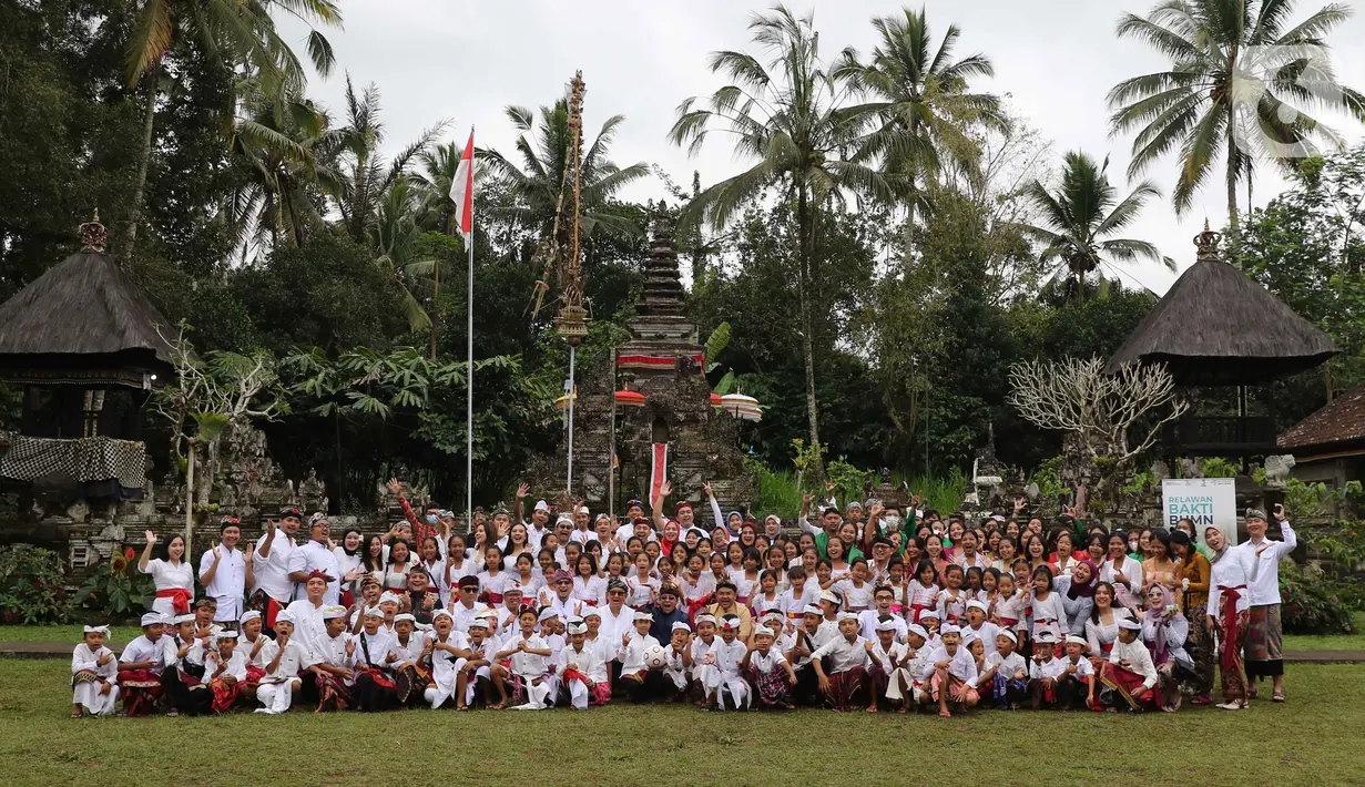 Wakil Direktur Utama PT Pelabuhan Indonesia (Pelindo) Persero, Hambra Samal  bersama Deputi Bidang SDM, Teknologi, dan Informasi Kementerian BUMN, Tedi Bharata (tengah) berfoto bersama usai upacara peringatan detik-detik Proklamasi di halaman Tugu Pahlawan Banjar Penglipuran, Kabupaten Bangli, Bali, Kamis (17/8/2023). (Liputan6.com/Helmi Fithriansyah)