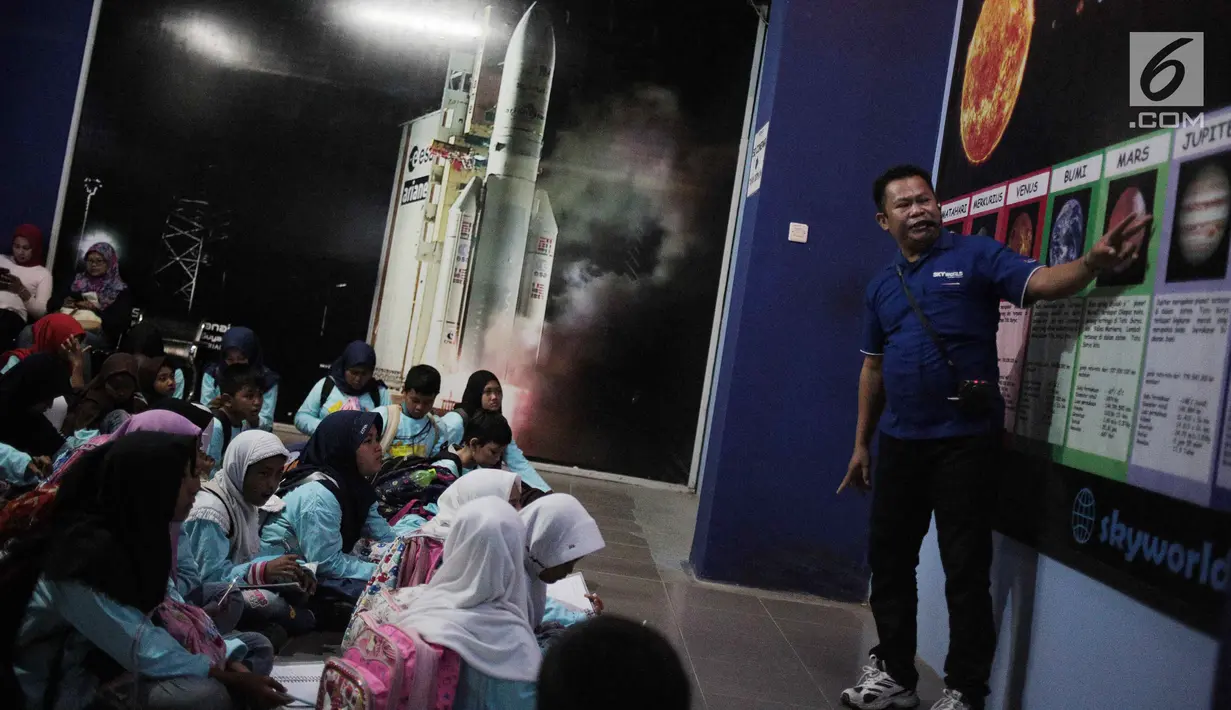 Anak-anak Panti Asuhan Rumah Amalia mendengar penjelasan terkait planet-planet saat mengikuti wisata edukasi di wahana Skyworld TMII, Jakarta, Minggu (25/8/2019). Kegiatan tersebut untuk mengenalkan dunia antariksa sejak dini kepada anak-anak. (Liputan6.com/Faizal Fanani)