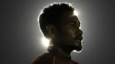 Pemain Persija Jakarta, Ramdani Lestaluhu, mengamati instruksi saat latihan di Lapangan Sutasoma Halim, Jakarta, Jumat (10/5). Latihan ini merupakan persiapan jelang laga Liga 1 Indonesia 2019. (Bola.com/Yoppy Renato)