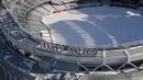 Kondisi stadion Yankee yang memutih akibat diselimuti salju di  Bronx Borough, New York City, Amerika Serikat,  (5/1). Cuaca ekstrem dan terpaan Topan Bom membuat wilayah AS diselimuti salju cukup tebal. (John Moore/AFP)