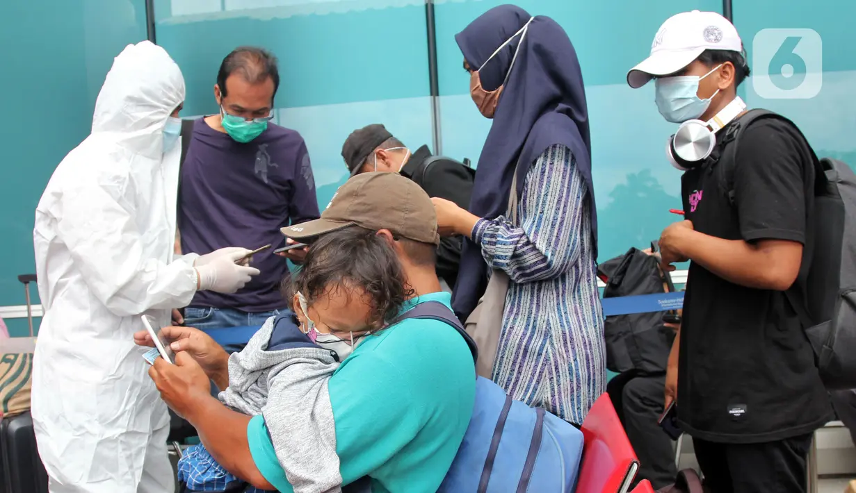 Petugas medis (kiri) melakukan rapid test antigen terhadap calon penumpang di Terminal 2 Bandara Soekarno-Hatta, Tangerang, Banten, Selasa (22/12/2020). Calon penumpang mengaku rata-rata antre hingga tiga jam untuk mendapatkan layanan rapid test antigen. (merdeka.com/Arie Basuki)