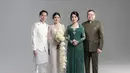 Liliana tak kalah anggun dibalut kebaya panjang warna hijau, sementara Harry mengenakan beskap warna hijau army.