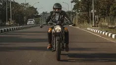 Pria bernama lengkap Fandy Christian Halomoan ini selain jago akting, diriny ajuga punya hobi naik motor gede. Ia bahkan beberapa kali mengunggah momen menikmati jalanan dengan mogenya di Instargam pribadinya. (Liputan6.com/IG/@fandych)