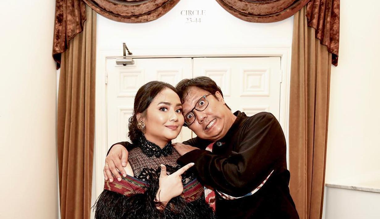 Kekompakan Gita Gutawa dan Erwin Gutawa menjadi inspirasi hubungan antara anak dan ayah bagi banyak orang. Keduanya selalu tampil kompak penuh kasih sayang. (Liputan6.com/IG/@gitagut)
