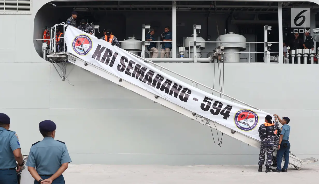 KRI Semarang-594 saat sandar di dermaga 203, Jakarta, Jumat (15/3). KRI ini memiliki spesifikasi panjang 124 m, lebar 21,8 m, dan berat 72 ton. Kapal ini mampu berlayar selama 30 hari dengan kecepatan maksimal 16 knot. (Liputan6.com/Helmi Fithriansyah)