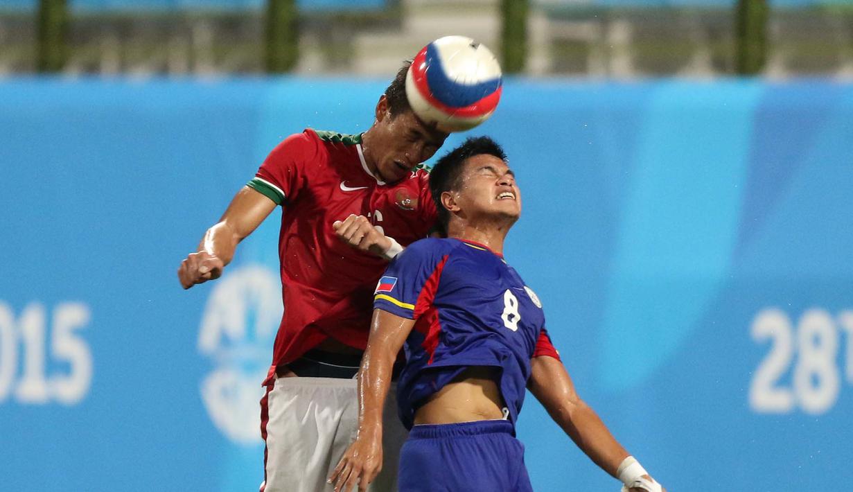 Pemain Indonesia U-23, Hansamu Yama Pranata (kiri), berebut bola dengan pemain Filipina U-23, Daniel Bernan Gadia. (Bola.com/Arief Bagus)
