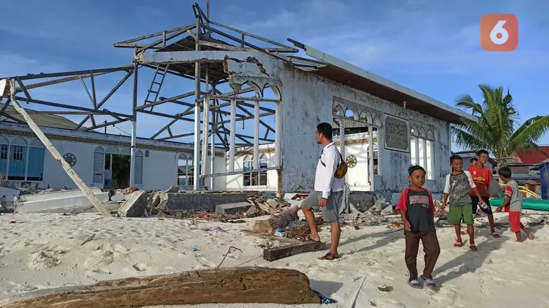 Masjid korban abrasi di Pulau Ambo