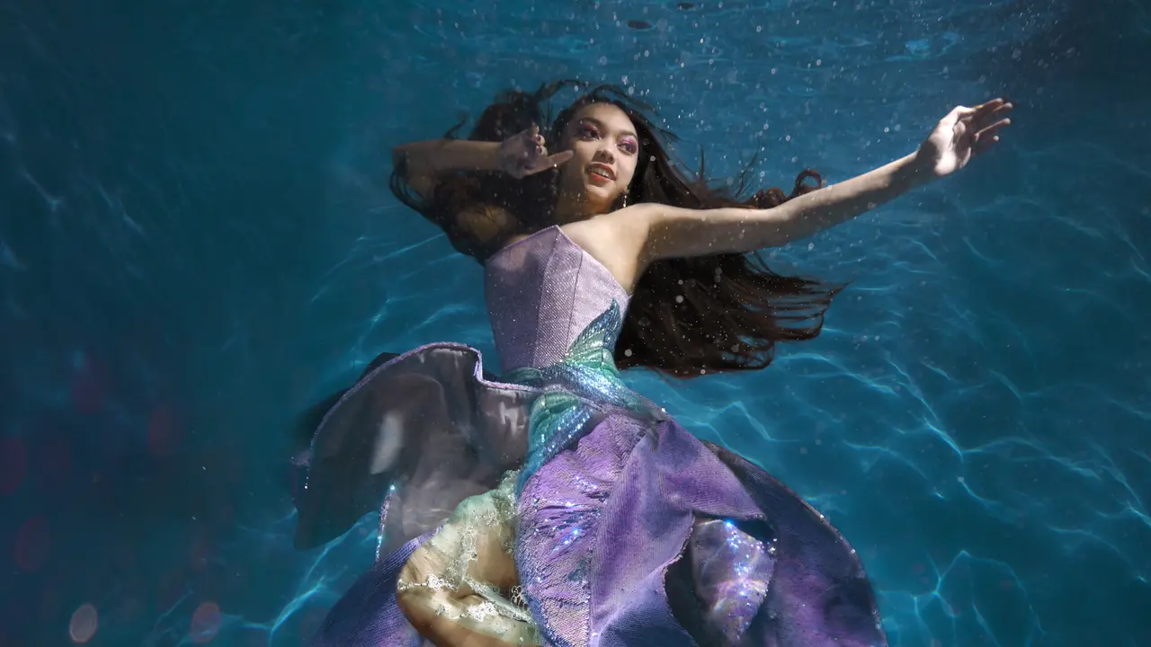 Naura Ayu lakukan pemotretan di dalam air merayakan perilisan film The Little Mermaid. (Foto: Disney Indonesia)
