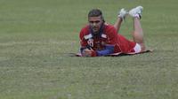 Penyerang Arema Cronus, Cristian Gonzales bersantai usai latihan jelang leg kedua semi final Piala Presiden melawan Sriwijaya F.C di Stadion Gajayana, Malang, Rabu (7/10/2015). (Bola.com/Vitalis Yogi Trisna)