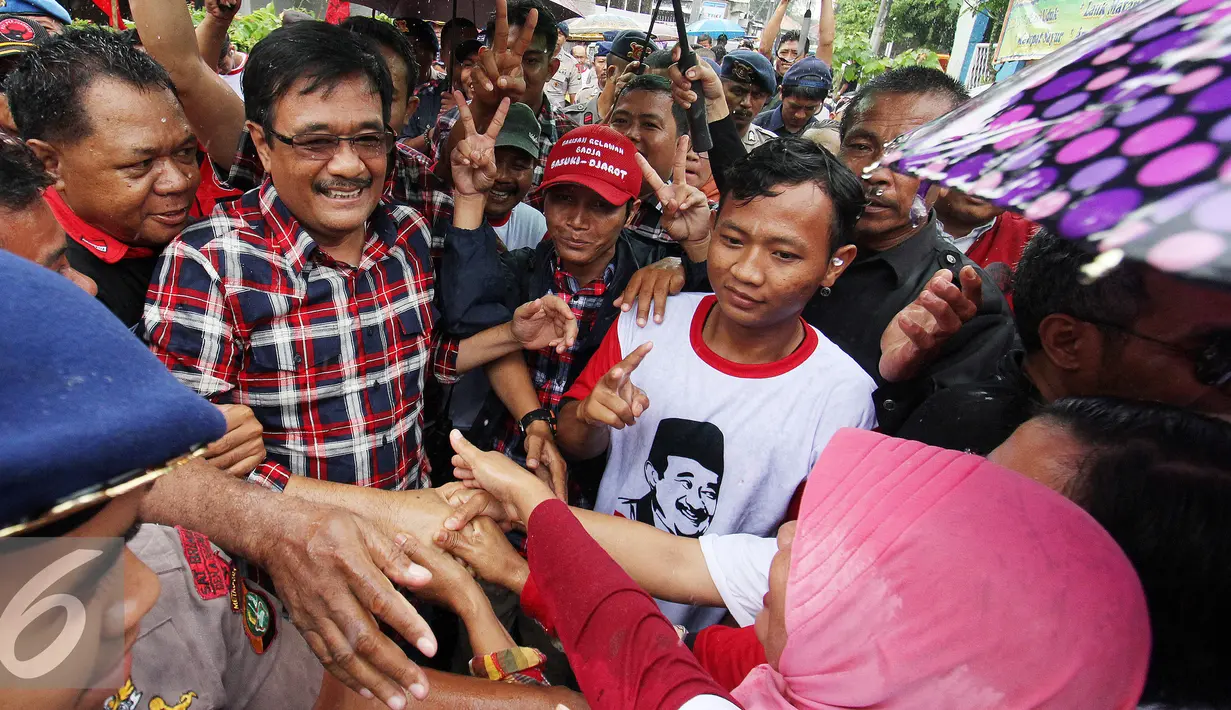 Sejumlah warag berebut untuk bersalaman dengan Djarot Saiful Hidayat di Cengkareng Timur, Jakarta Barat, Rabu (18/1). Kedatangan Djarot disambut antusias oleh sejumlah warga yang meneriakkan yel-yel dukungan kepada Djarot. (Liputan6.com)