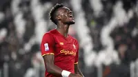 AS Roma sempat mencetak gol di akhir babak pertama melalui Tammy Abraham. Tapi gol itu batal karena wasit Daniele Orsato terlanjur meniup peluit atas pelanggaran Wojciech Szczesny ke Henrikh Mkhitaryan. (Marco Alpozzi/LaPresse via AP)