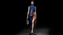 Model berjalan di runway Amazon Fashion Week Tokyo 2018 menampilkan karya desainer Indonesia, Anandia Marina Putri dan Novita Yunus, Selasa (20/3). Keduanya menggabungkan teknik menenun dengan kolaborasi budaya Indonesia dan Jepang. (AP/Shizuo Kambayashi)