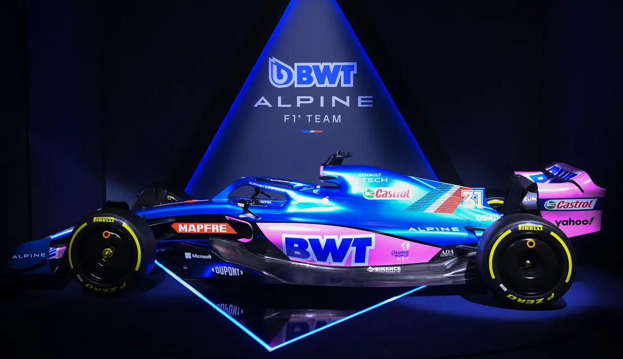 Tim Alpine meluncurkan mobil balap Formula 1 terbarunya Alpine A522 menjelang Musim 2022 di Palais de Tokyo, Paris, Senin (21/2/2022). Menariknya, Alpine meluncurkan dua corak sekaligus. Corak pertama adalah biru berbalut pink, sedangkan yang kedua adalah pink berbalut biru. (FRANCK FIFE/AFP)