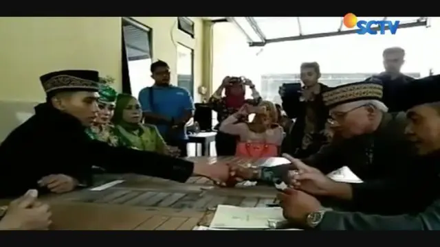 Orangtua mempelai laki-laki mengamuk karena tak setuju, pernikahan dua sejoli ini akhirnya dilangsungkan di kantor polisi.