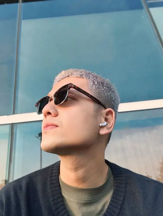 Pilih warna abu-abu, warna ini memberikan kesan modern dan edgy, namun tetap terlihat classy dan maskulin. Rambut abu-abu ini cocok bagi seseorang yang ingin tampil lebih fashionable dan berani bereksperimen dengan gaya. Cocok dengan aktor kelahiran tahun 1993 ini, tak heran jika banyak netizen yang langsung memberikan pujian dan mengagumi warna rambut terbarunya ini. (Liputan6.com/IG/@rendijhonpratama)
