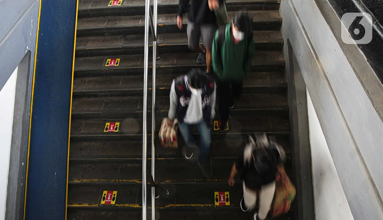 Pengguna KA Jarak Jauh tiba di Stasiun Pasar Senen, Jakarta, Senin (3/1/2022). Pada masa Libur Tahun Baru 2022, yaitu 31 Desember 2021 s.d 2 Januari 2022, PT Kereta Api Indonesia (Persero) melayani 160.926 pelanggan KA Jarak Jauh atau rata-rata 53.642 pelanggan per hari. (Liputan6.com/Faizal Fanani)