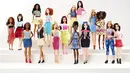Barbie dengan tubuh tinggi, berlekuk dan mungil terlihat berdiri dengan Barbie tradisional dalam foto yang dirilis oleh Mattel, Kamis (28/1). 2016, perusahaan Mattel akan mengeluarkan Barbie dengan tiga bentuk tubuh baru. (REUTERS/Mattel)