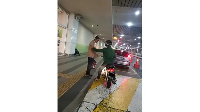 Kisah Haru Pemuda Tolong Kakek yang Kebingungan Tengah Malam, Bukti Masih Ada Orang Baik