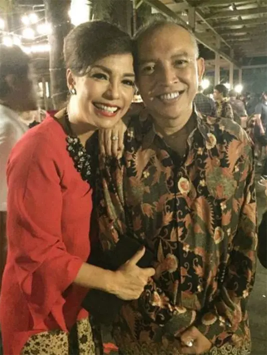 Pasangan ini akhirnya menikah pada 10 Maret 1991. Acara pernikahan di Balai Kartini, Jakarta Selatan. Ekki menyerahkan seperangkat alat salat dan perhiasan sebagai maskawin. Sekitar 3.000 tamu yang menghadiri acara resepsi mereka. (dok. Pribadi)