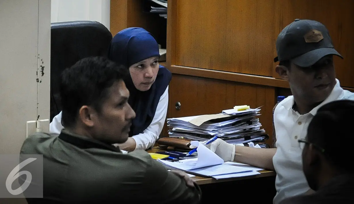 Salah satu karyawan diperiksa saat operasi tangkap tangan (OTT) terkait pungutan liar perizinan kapal di Kementerian Perhubungan, Jakarta, Selasa (11/10). (Liputan6.com/Faizal Fanani)