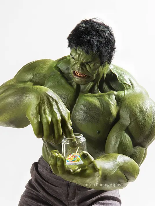 Susahnya kalau jadi Hulk ketika ingin permen. (boredpanda.com)