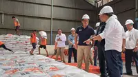 Wakil Menteri BUMN Kartika Wirjoatmodjo&nbsp;mengunjungi Kompleks pergudangan modern Perum Bulog di kawasan Kelapa Gading, Jakarta, Sabtu (30/12/2023) (dok: Maul)