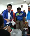 Eko Patrio sambangi korban banjir di Bidara Cina, Jakarta Timur Jumat (03/01/2020). (Foto: Deki Prayoga/Dream)
