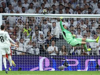 Thibaut Courtois tampil mengagumkan di bawah mistar gawang saat laga leg 2 play off Liga Champions 2025/2026 antara Real Madrid melawan Benfica pada Selasa (25/02/2026). (AFP/Pierre-Philippe Marcou)