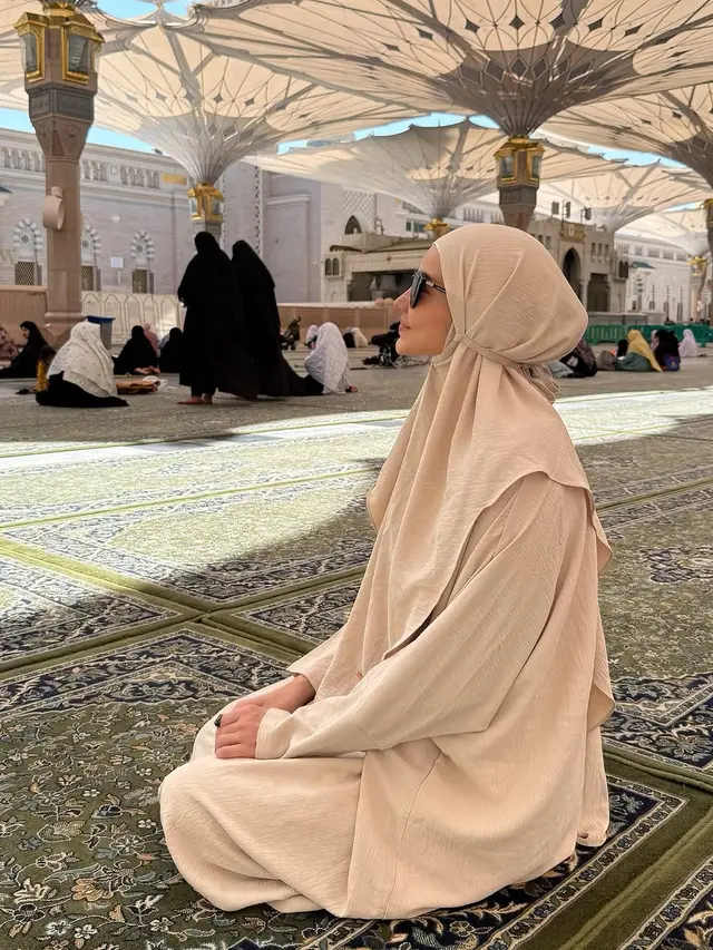 6 Potret Dulu dan Kini Enzy Storia ketika Pakai Hijab, Semasa Kecil Ikut Pesantren Kilat