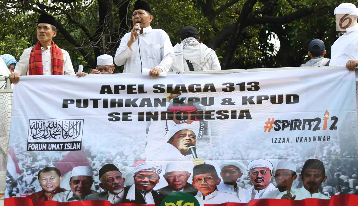 Massa Forum Umat Islam berorasi saat mengikuti kegiatan 'Apel Siaga Umat untuk Pemilu Bersih, Jujur, dan Adil' di depan Kantor KPU, Jakarta, Minggu (31/3). Dalam aksinya, massa menolak segala bentuk kecurangan dalam Pemilu yang akan berlangsung 17 April mendatang. (Liputan6.com/Immanuel Antonius)