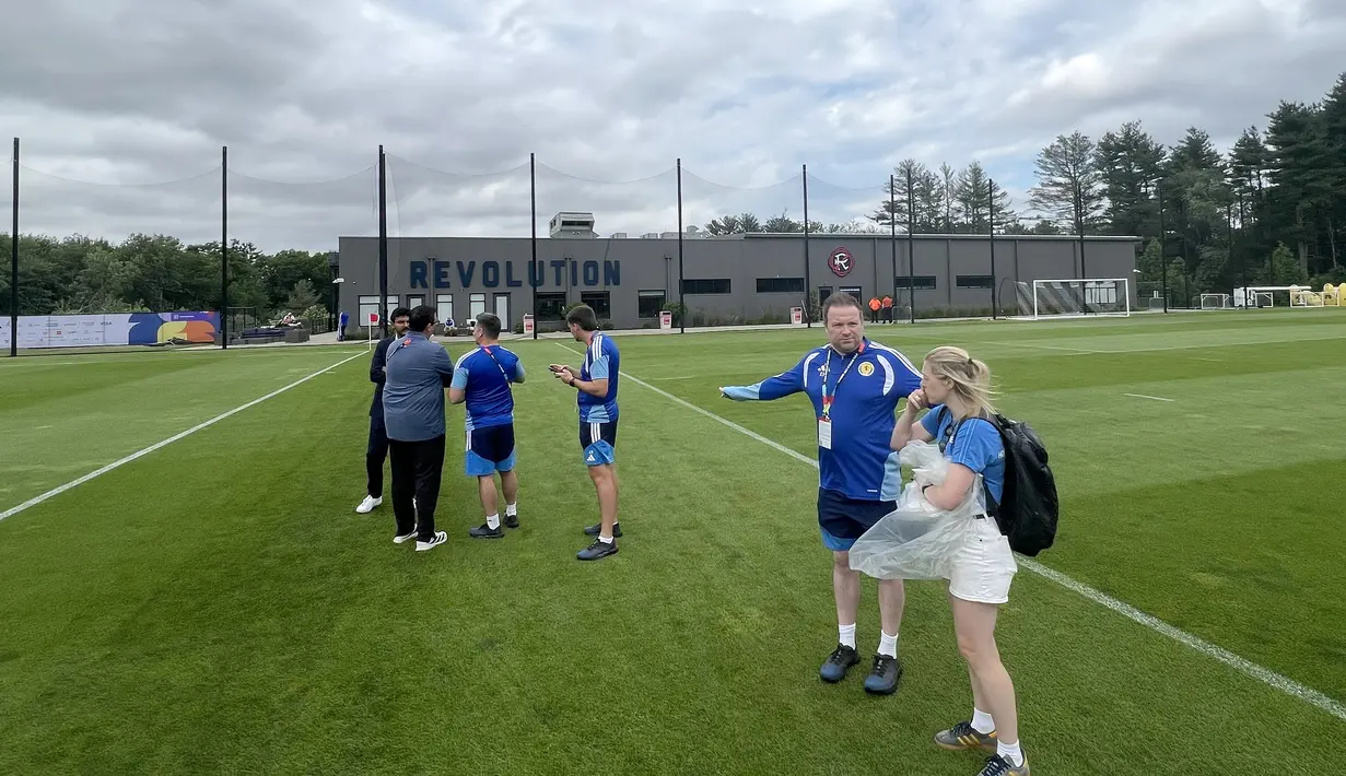 Beberapa staf Timnas Skotlandia mengecek kesiapan kondisi lapangan di New England Revolution Training Center, Boston, Amerika Serikat, Kamis (18/6/2026), sebelum sesi latihan resmi dimulai sebagai bagian dari persiapan menghadapi laga lanjutan Grup C Piala Dunia 2026. (KLY Sports/Hery Kurniawan)