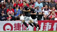 Gelandang Manchester United, Daniel James, merayakan gol yang dicetaknya ke gawang Southampton pada laga Premier League di Stadion St Mary's, Southampton, Sabtu (31/8). Kedua klub bermain imbang 1-1. (AP/Mark Kerton)