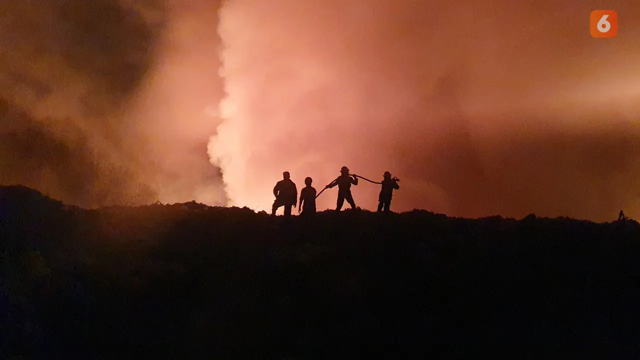 Petugas Damkar Memadamkan Kebakaran di TPSA Bagendung, Cilegon, Banten. (Rabu, 18/09/2024). (Yandhi Deslatama/Liputan6.com).