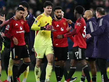 Reaksi penjaga gawang Manchester United asal Belgia, Senne Lammens (tengah) setelah pertandingan pekan ke-27 Liga Primer Inggris 2025/2026 melawan Everton di Stadion Hill Dickinson, Liverpool, barat laut Inggris, Senin 23 Februari 2026 waktu setempat atau Selasa 24 Februari 2026 dini hari WIB. Manchester United sukses memetik kemenangan di pertandingan pekan ke-27 Premier League 2025/2026. (Paul ELLIS/AFP)