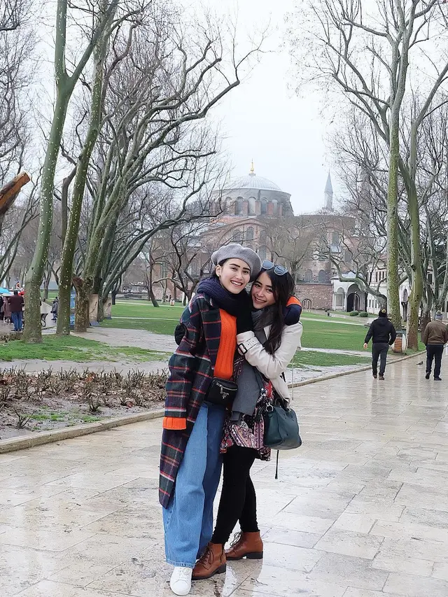 Momen Manis Ayu Ting Ting dan Adik Saat Hangout (sumber: instagram/syifaasyifaaa)