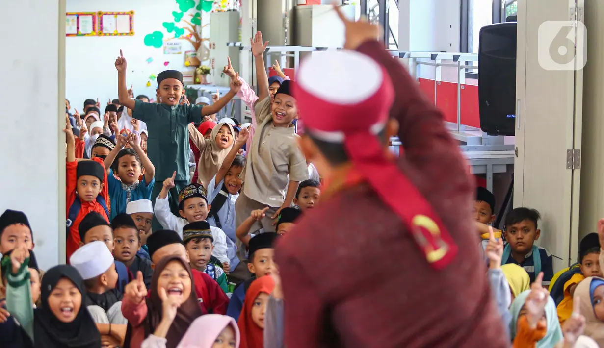 Ia memberikan literasi sekaligus meningkatkan minat baca dan tulis anak-anak usia dini sambil menunggu waktu buka puasa. (Liputan6.com/Angga Yuniar)