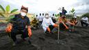 Penanaman 10.000 pohon mangrove di Pantai Cemara, Banyuwangi selain mencegah abrasi dan mengurangi emisi gas buang juga sebagai bentuk tanggung jawab sosial dan lingkungan dalam mendukung tercapainya tujuan pembangunan berkelanjutan Bank BTN kepada kepada Pemkab Banyuwangi. (Liputan6.com/HO/Hedi)