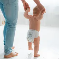 Penggunaan popok yang terisi penuh bisa menghambat gerakan anak saat belajar berjalan karena menghasilkan "bulk" diantara kedua tungkai kaki. (Foto: Istimewa)
