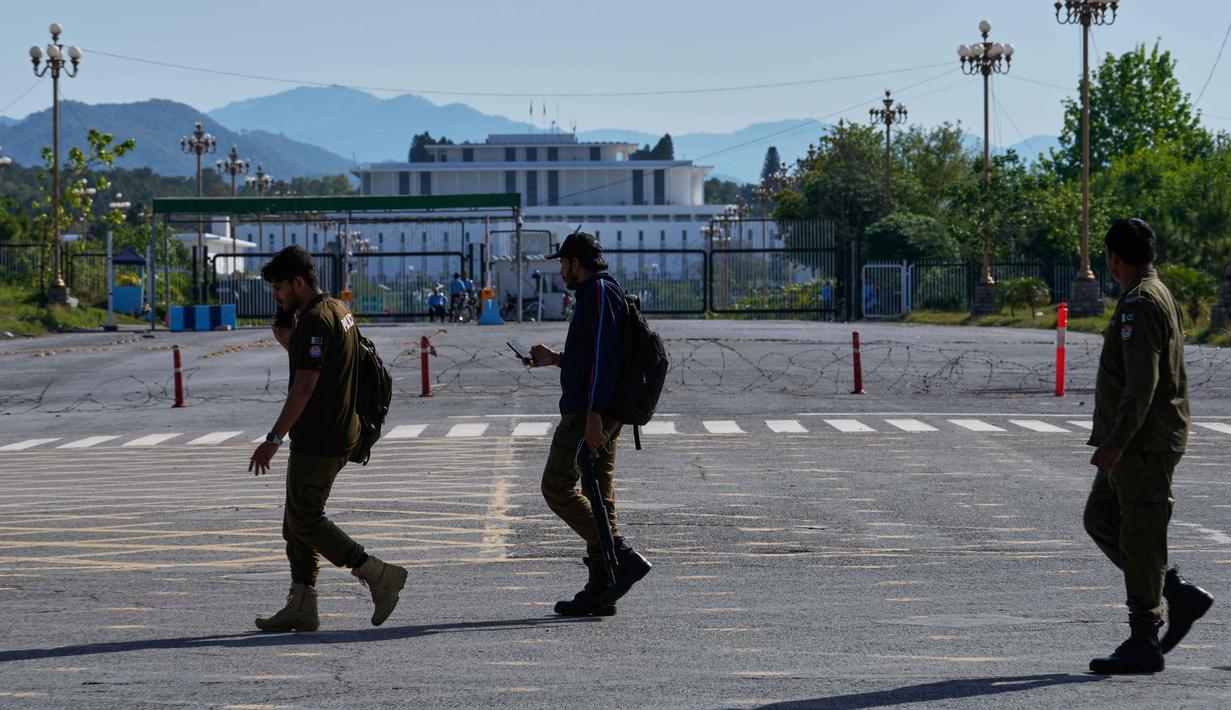 Untuk diketahui, perundingan damai antara Amerika Serikat (AS) dan Iran dijadwalkan berlangsung di Islamabad, Pakistan, pada Jumat 10 April 2026. Tampak dalam foto, petugas polisi berjaga di Islamabad, Pakistan, untuk memastikan keamanan menjelang kemungkinan negosiasi antara Iran dan Amerika Serikat, Jumat 10 April 2026. (AP Photo/Anjum Naveed)