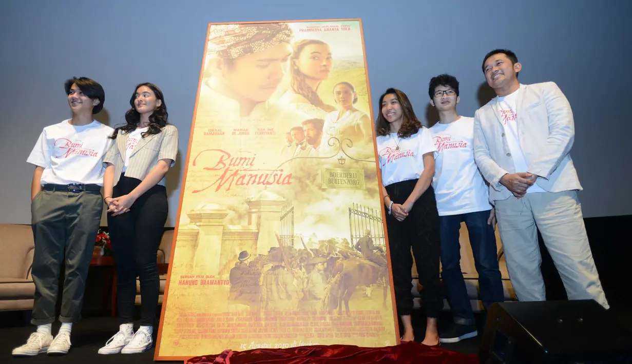 Dalam acara preskon peluncuran poster film Bumi Manusia ini juga dihadiri sosok cucu Pramoedya Ananta Toer,  Angga Okta Rachman. Tak lupa sang sutradara Hanung Bramantyo juga memeriahkan acara ini. (KapanLagi.com/Bayu Herdianto)