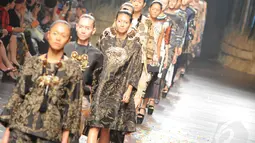 Konsep harmonisme dibaurkan lewat permainan warna yang senada pada detail-detail kecil di atas bahan berwarna gelap, Jakarta, (17/6/14). (Liputan6.com/Faisal R Syam)
