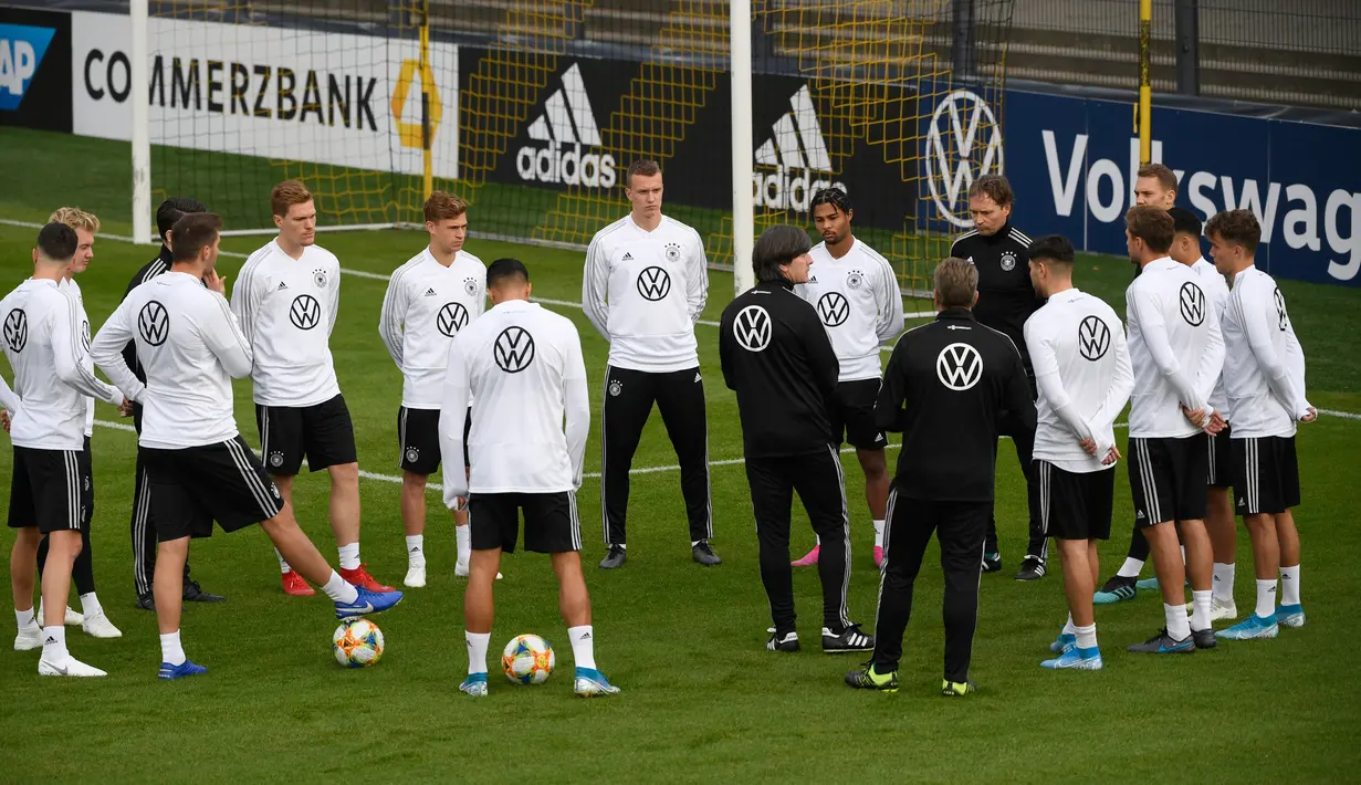Pelatih Jerman Joachim Loew (tengah) berbicara kepada anak asuhnya saat sesi latihan di Dortmund, Jerman, Senin (7/10/2019). Jerman akan menghadapi Argentina dalam laga persahabatan di Signal Iduna Park pada 10 Oktober 2019. (Ina FASSBENDER/AFP)