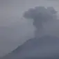 Gunung Semeru Erupsi pada Sabtu sore (4/12/2021). Erupsi yang disertai guguran material dan awan panas ini mengakibatkan puluhan orang meninggal dunia dan ribuan lainnya terpaksa mengungsi. (AFP/Juni Kriswanto)