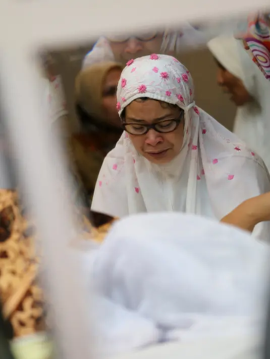 Jenazah Yanni Libels disemayamkan di rumahnya.